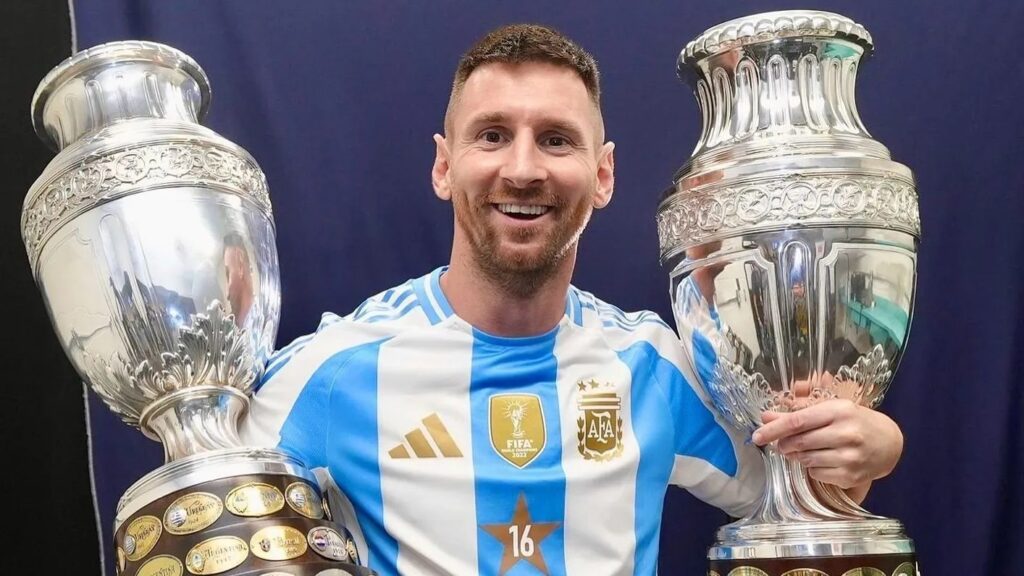 Messi exibe troféus da Copa América após vitória da Argentina contra a Colômbia