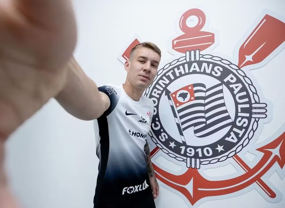 Corinthians anuncia a contratação do meio-campista Charles