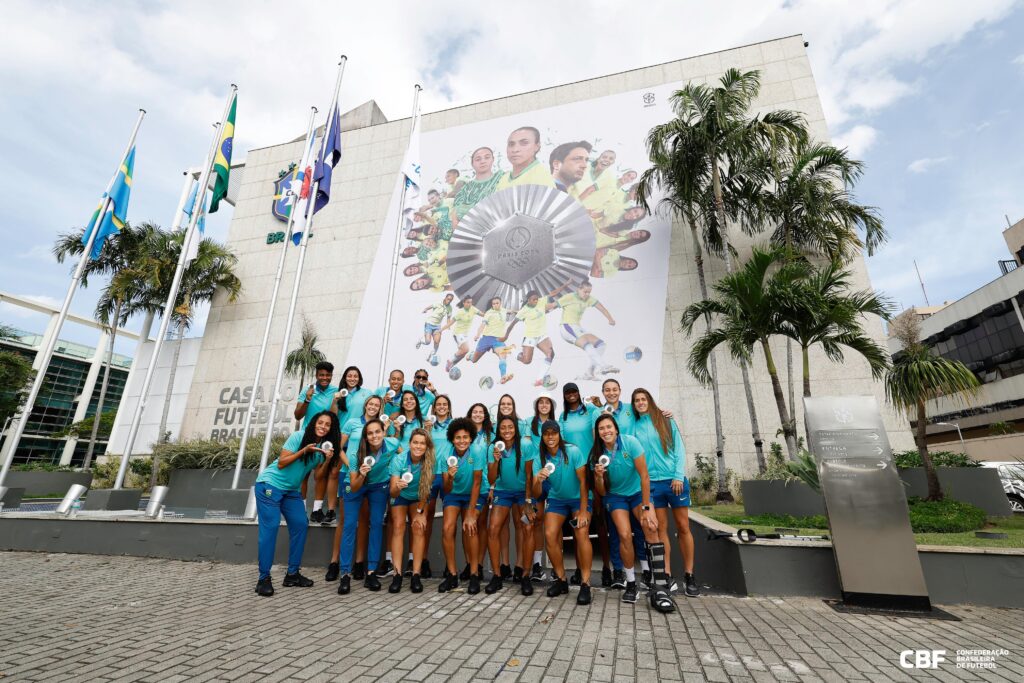 CBF estampa painel em homenagem à conquista da medalha de prata da Seleção Feminina