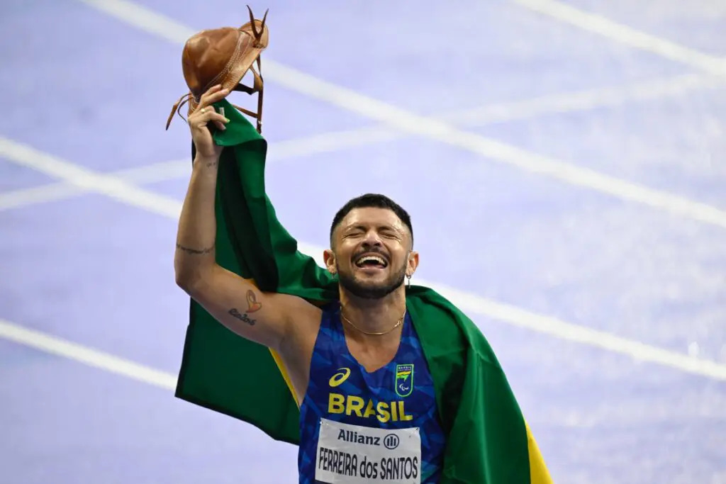 Petrúcio Ferreira é tricampeão paralímpico nos 100m em Paris