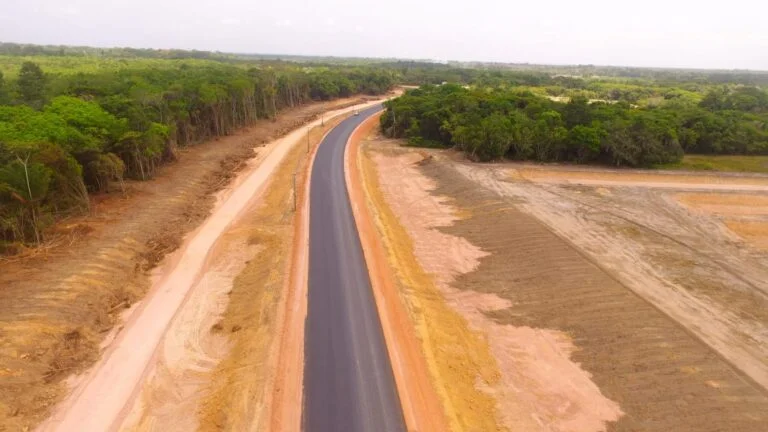 Pavimentação da Trans Marajó avança e motoristas já usam trecho asfaltado em Portel