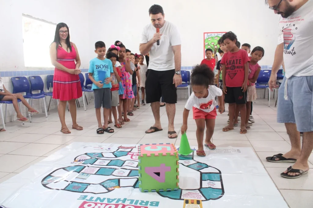 Futuro Brilhante faz ação social em Ananindeua e promove educação com doação de kits escolares