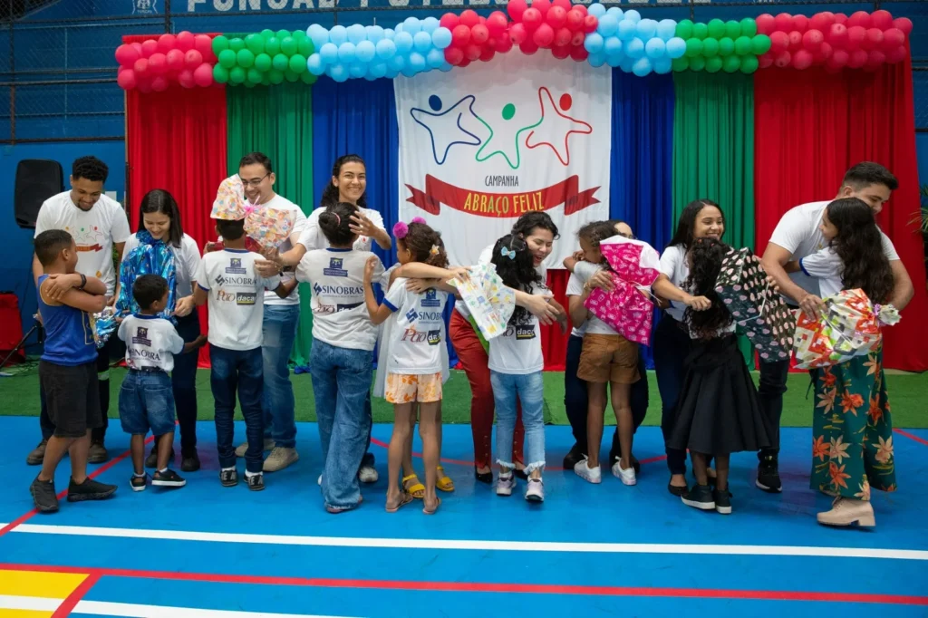 Campanha Abraço Feliz, realizada pelo Instituto Aço Cearense, da SINOBRAS, vai presentear mais 371 crianças